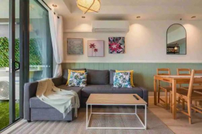 New Modern Deco' Apartment, With View, Pool, Spa and Sauna